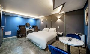 G7 Hotel客房内的一张或多张床位