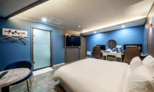 G7 Hotel客房内的一张或多张床位