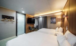 G7 Hotel客房内的一张或多张床位