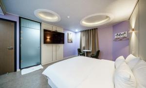 G7 Hotel客房内的一张或多张床位