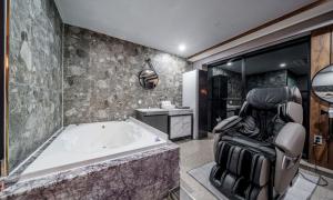 Koupelna v ubytování G7 Hotel + 37 fotografií