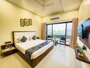 1 dormitorio con cama y ventana grande en HILLCREST PALACE, en Udaipur