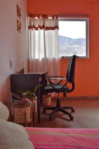 une chaise assise dans une pièce avec fenêtre dans l'établissement CASITA MUNAY - Cabaña en Huacalera - Quebrada de Humahuaca - Jujuy, à Huacalera