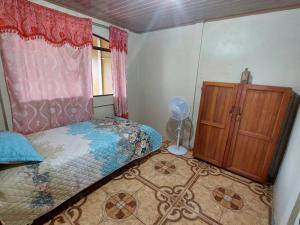 Giường trong phòng chung tại Spacious house, green areas, close to Río Celeste, Toucans House