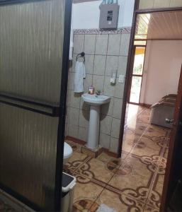 een badkamer met een wastafel en een toilet bij Spacious house, green areas, close to Río Celeste, Toucans House in Bijagua
