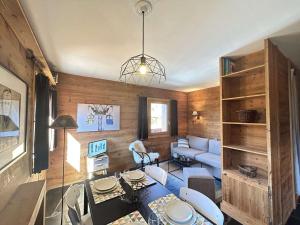a living room with a couch and a table at Studio/Coin montagne - 4 pers, proche pistes & commerces, balcon, parking, WIFI - Méribel - FR-1-180-599 in Les Allues