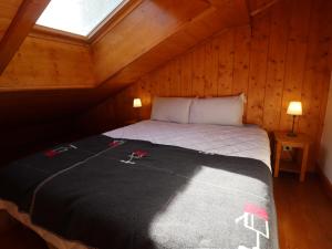 ein Schlafzimmer mit einem Bett in einer Holzhütte in der Unterkunft Appartement Tignes, 5 pièces, 8 personnes - FR-1-502-531 in Tignes