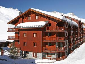 ein großes Gebäude mit Schnee auf dem Dach in der Unterkunft Appartement Tignes, 5 pièces, 8 personnes - FR-1-502-531 in Tignes
