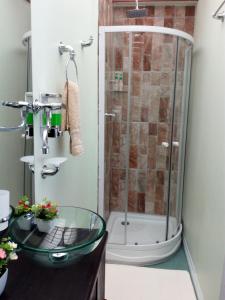 y baño con lavabo de cristal y ducha. en AMAZONAS EXPLORERS LETICIA, en Leticia