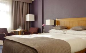 Tempat tidur dalam kamar di Kilkenny Ormonde Hotel