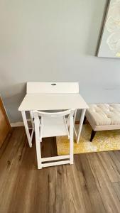- un bureau blanc dans le salon avec un canapé dans l'établissement Luxx Guest House, à Milwaukee
