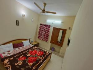- une chambre avec un lit et un ventilateur de plafond dans l'établissement Hotel Rajgarh, à Jaisalmer
