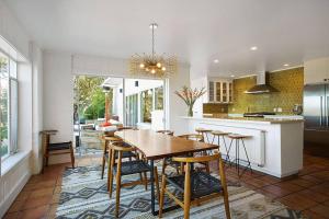 サンタローザにあるModern Bennett Valley Home with Privacy and Viewsの部屋に木製のテーブルと椅子が置かれたキッチン +50枚の写真