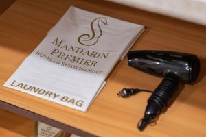 Telefon na stole obok torby z okazji rocznicy w obiekcie Mandarin Nest Boracay w mieście Boracay