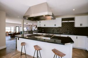 Dapur atau dapur kecil di Yount Ridge Estate by PHH Stays