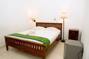 1 dormitorio con 1 cama con 2 toallas en Hotel Green Prundi, en Labuan Bajo