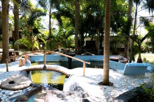una piscina con una fuente en un complejo en Hotel Green Prundi, en Labuan Bajo