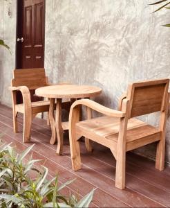 mesa de madera, 2 sillas, mesa y banco en บ้านพักบุหงา199 อ สรรพยา en Sanphaya