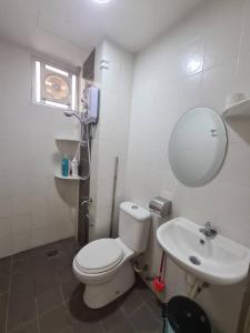 Łazienka z białą toaletą i umywalką w obiekcie Sekinchan SeaView Homestay L117 High View w mieście Sekinchan