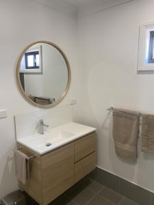 W łazience znajduje się umywalka i lustro. w obiekcie Perrington Estate w mieście Nyngan