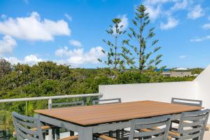 Μπαλκόνι ή βεράντα στο 3BR Drift Apartment with Rooftop Balcony by uHoliday