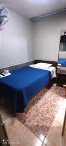 a bedroom with a blue bed in a room at Hostal 921 apocento in Arica