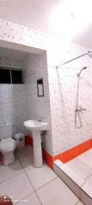 y baño con aseo y lavamanos. en Hostal 921 apocento en Arica