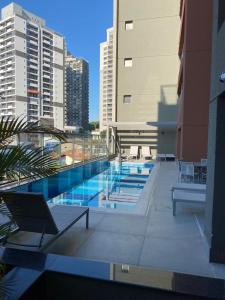 een zwembad op het dak van een gebouw bij Studio Próximo ao metrô Butantã in Sao Paulo