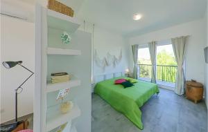 ein Schlafzimmer mit einem grünen Bett und einem Fenster in der Unterkunft 1 Bedroom Nice Apartment In Marzamemi in Marzamemi