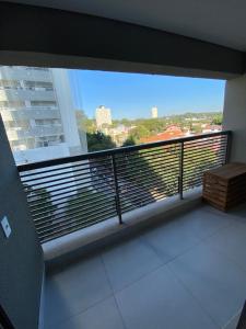 een balkon met een groot raam met uitzicht op de stad bij Studio Próximo ao metrô Butantã in Sao Paulo +15 foto's