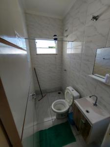 ein Badezimmer mit Toilette und Waschbecken in der Unterkunft Quartos com Banheiros privativos - Hospedagem Recanto do Luar in Taubaté + 4 Fotos