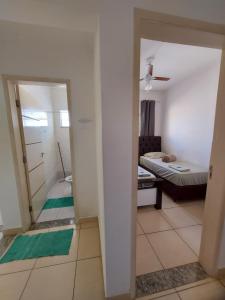 ein Zimmer mit zwei Türen und ein Zimmer mit einem Bett in der Unterkunft Quartos com Banheiros privativos - Hospedagem Recanto do Luar in Taubaté