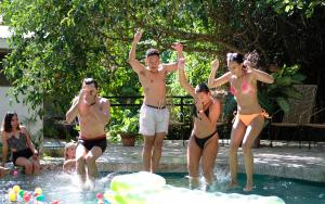um grupo de pessoas em pé em uma piscina em Mad Monkey Dumaguete em Dumaguete