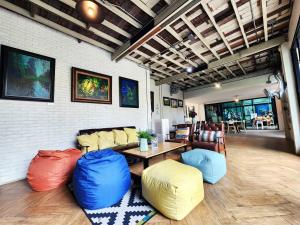 Ein Sitzbereich in der Unterkunft Baan Mai Kradan Hostel Chiang Rai