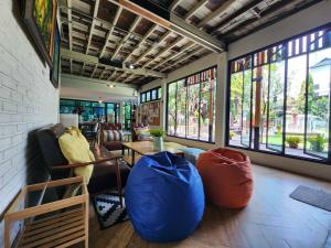 Ein Sitzbereich in der Unterkunft Baan Mai Kradan Hostel Chiang Rai