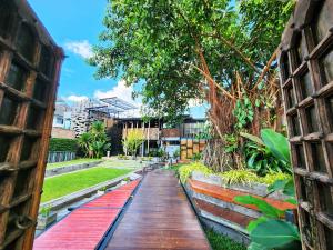 Ein Garten an der Unterkunft Baan Mai Kradan Hostel Chiang Rai