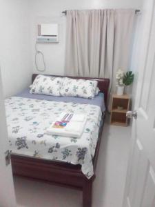 - une chambre avec un lit et un livre dans l'établissement Camella Manor Majorca 7A, à Bacolod