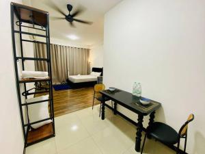 uma sala de estar com uma mesa e uma ventoinha de tecto em Molek Regency 2-3pax 100mbps Wifi em Johor Bahru