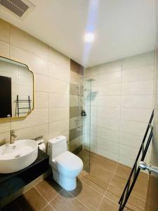 uma casa de banho com um WC, um lavatório e um espelho. em Molek Regency 2-3pax 100mbps Wifi em Johor Bahru