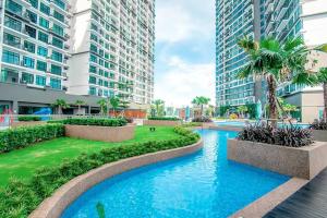 uma piscina num resort com edifícios altos em Molek Regency 2-3pax 100mbps Wifi em Johor Bahru