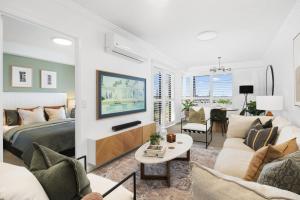 Televisyen dan/atau pusat hiburan di Aqualine Apartments On The Broadwater