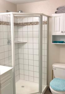 een badkamer met een douche en een toilet bij Emerald City Studio Suite in Eugene