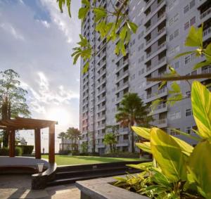 een uitzicht op een groot appartementencomplex bij Apartemen Vida View Makassar by drAnca in Makassar