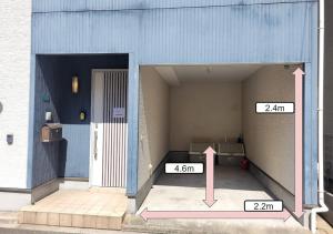 une porte ouverte d'un bâtiment à deux chiffres dans l'établissement Miuranoyado, à Osaka