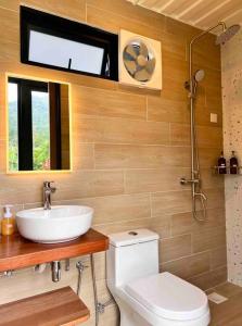 łazienka z umywalką i toaletą w obiekcie The White Box (Genting Highland Foot Area) w mieście Bentong