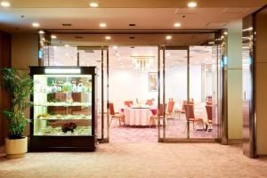a dining room with a table and chairs in a room at Hotel Marroad Tsukuba in Tsuchiura
