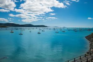 un montón de barcos en un gran cuerpo de agua en Penthouse Oasis On Airlie, en Airlie Beach