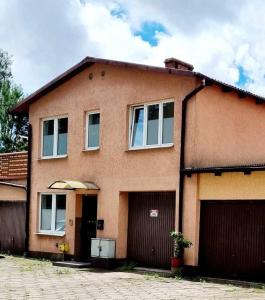 dom z dwoma drzwiami garażowymi w obiekcie Wileńska Pokoje w mieście Słupsk