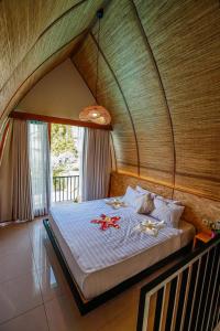 Un dormitorio con una cama grande con flores. en Neo Bintang Bungalow Cafe and Pool, en Sanur