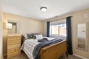 sypialnia z łóżkiem z komodą i oknem w obiekcie Centrally Located- 4BR Home- Amenities Galore w mieście Spokane Valley